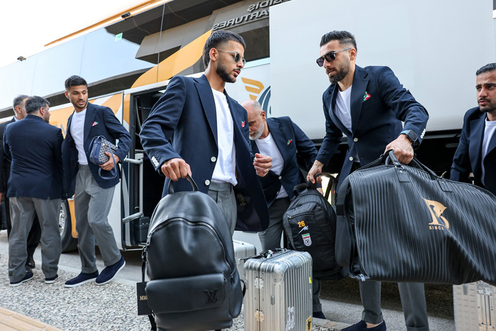 Iran's midfielder #10 Mehdi Ghayedi (C) descends from a bus as the Iranian national football team arrives at Antalya Airport for their departure to Mexico ahead of the FIFA 2026 World Cup football tournament, in Antalya, on June 6, 2026. (Photo by ONER SAN / AFP)