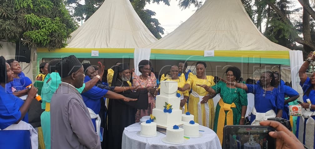 Metropolitan Muzeeyi ng'ali wamu n'abakyala basala cake