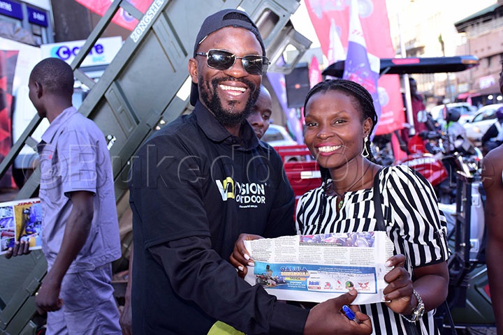 Tica Tica Kawuki Ng'ali N'omukyala Gwe Yayambyeko Okujjuza Akakonge.