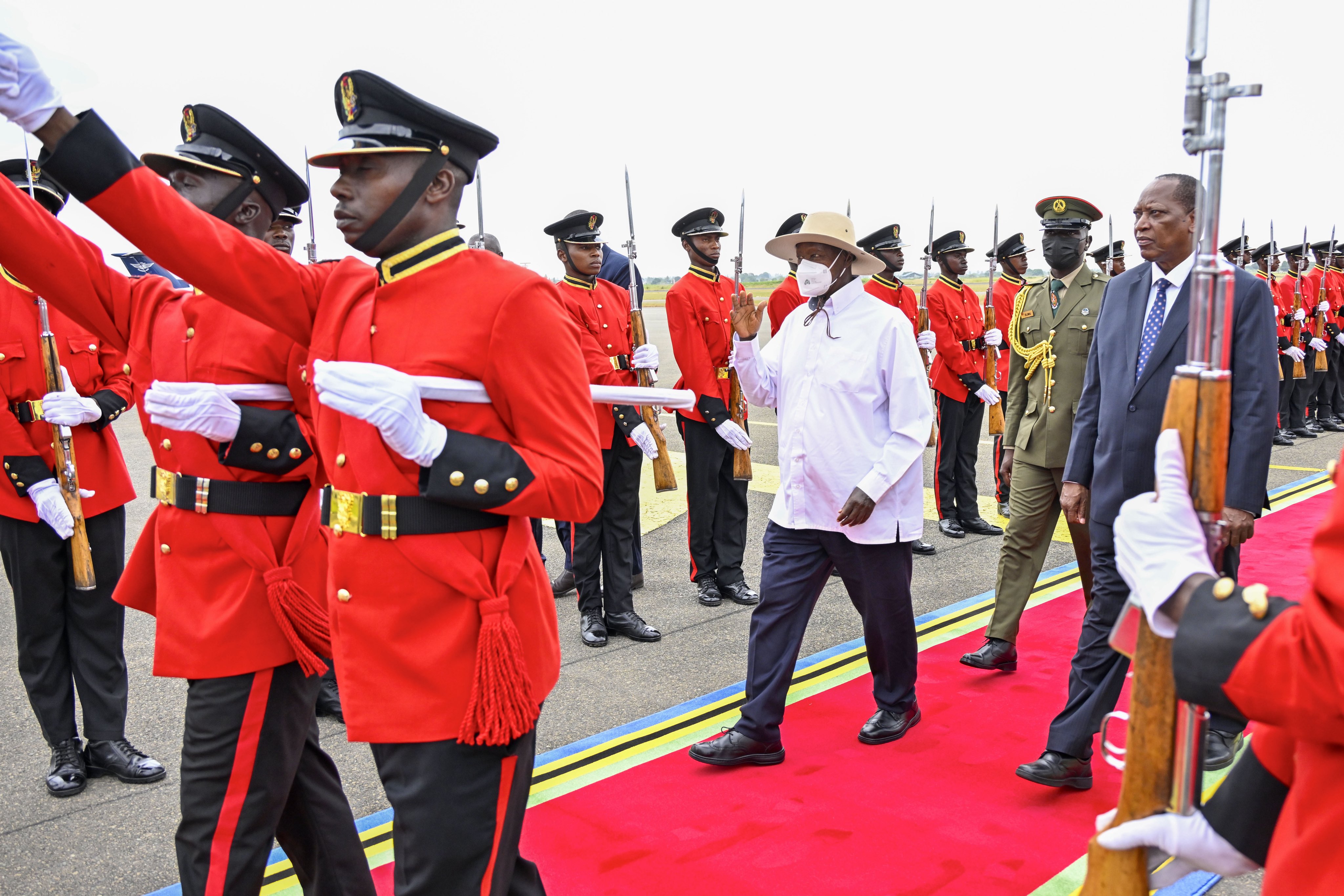 President Museveni ari omuri Tanzania kubuganaho President Suluhu...(PPU Photo)
