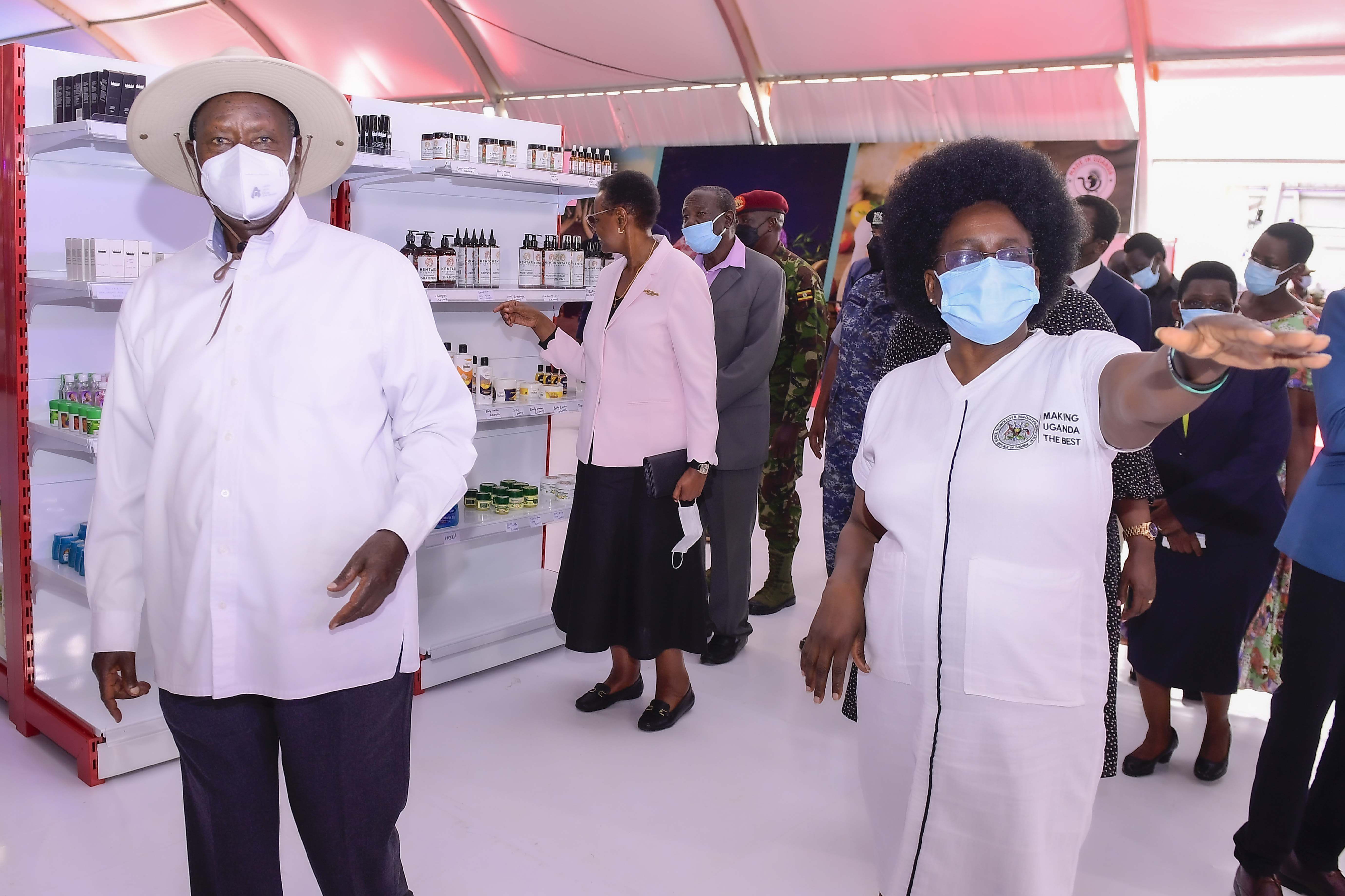 Minisita w'ebya saayansi Dr. Monica Musenero arikurambuza Purezidenti Yoweri Museveni n'omukazi we ebi abahangahangi bakozire aha mukoro gw'okutongozaho National Science Week, 2023 ahari Kololo, Orwakana ebiro 09/11/2023. Photos by PPU.