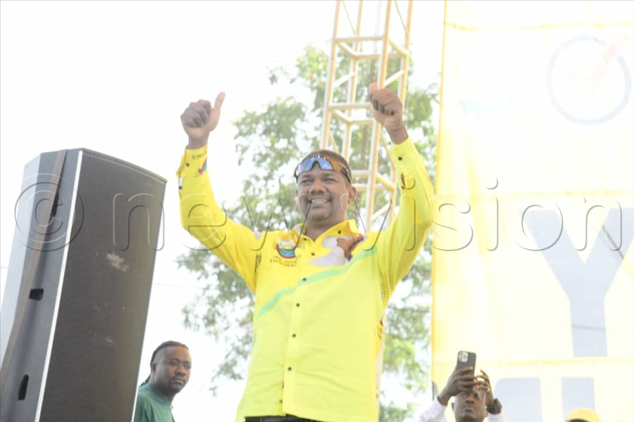 Kampala Central Mayor, Salim Uhuru interacting with NRM supporters gathered at Kyabazinga Grounds in Bugweri district.
