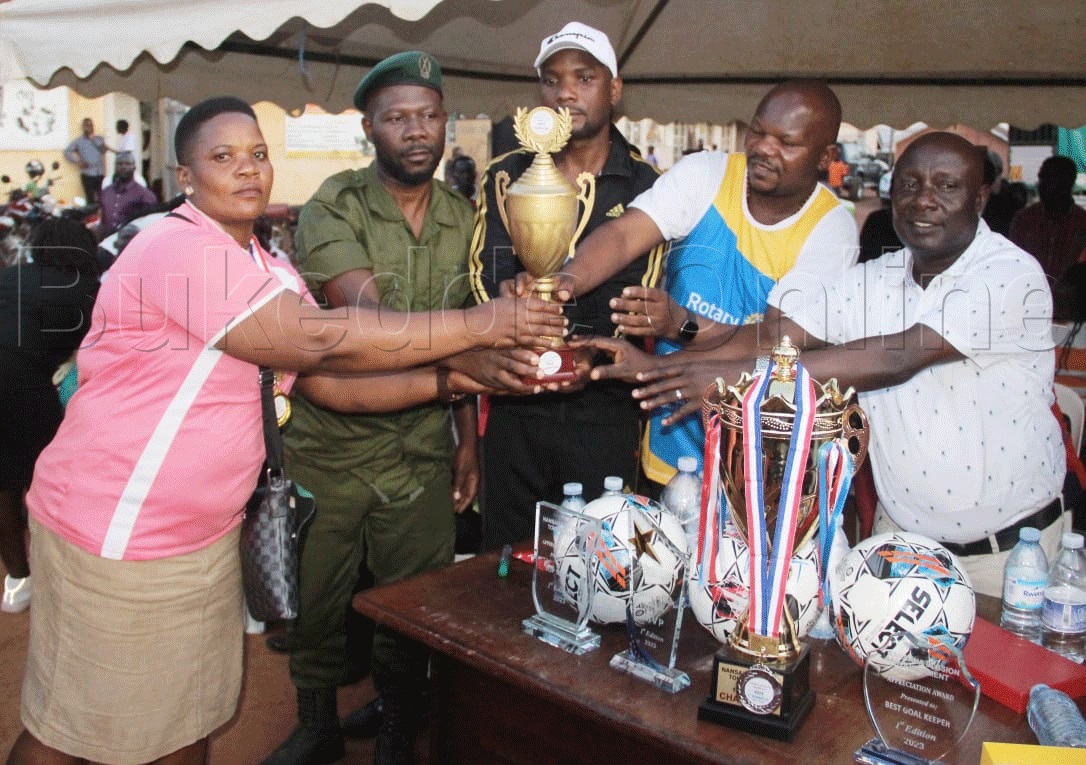 Mmeeya we Nnansana Joseph Matovu ng'afundikira empaka za Nansana Division Tournament 