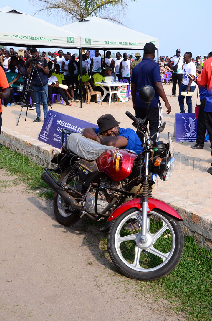 Ono omusajja yawangudde pikipiki mu mpaka za Treasure hunt ezibadde ezokunoonya obukonge mu musenyu