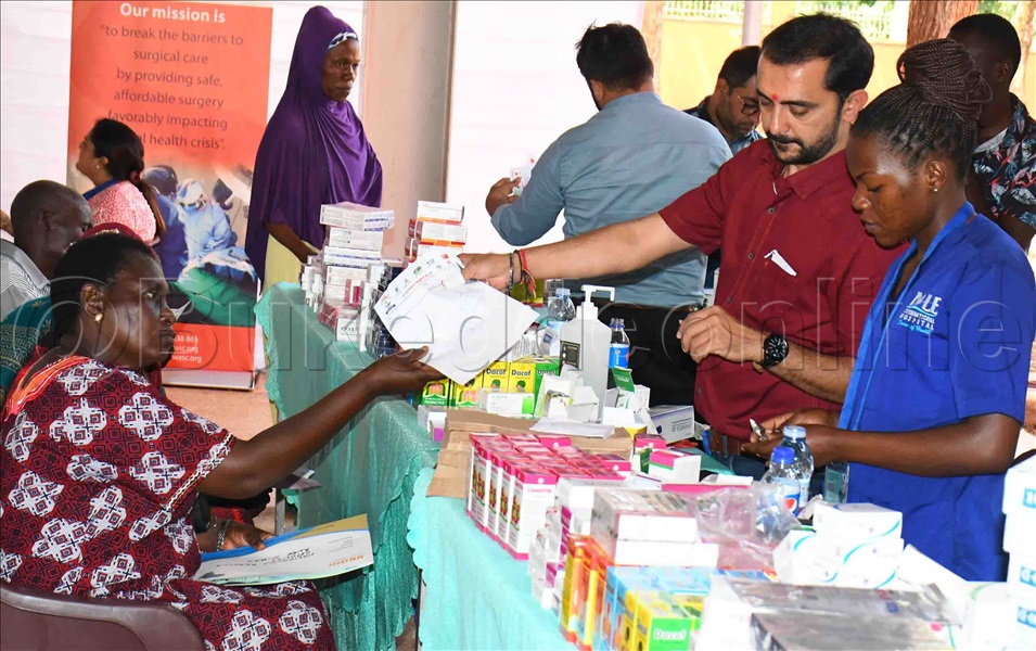 Abakozi B'eddwaaliro Lya Nile International Hospital Nga Bagabira Abalwadde.