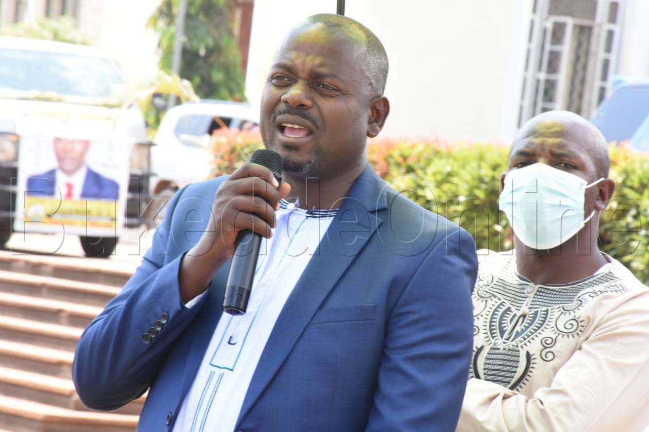 Minisita wa Microfinance Haruna Kasolo ng'ayogera