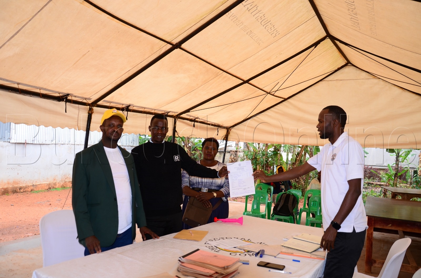 Eyakuliddemu ebyokuwandiisa ba ssentebe e Mutundwe ng'akwasa ssalongo Gaggawala ebbaluwa emukakasa okwesimbawo ku bwa ssentebe bwa zooni ya Kabaawo ku kibiina kya NRM