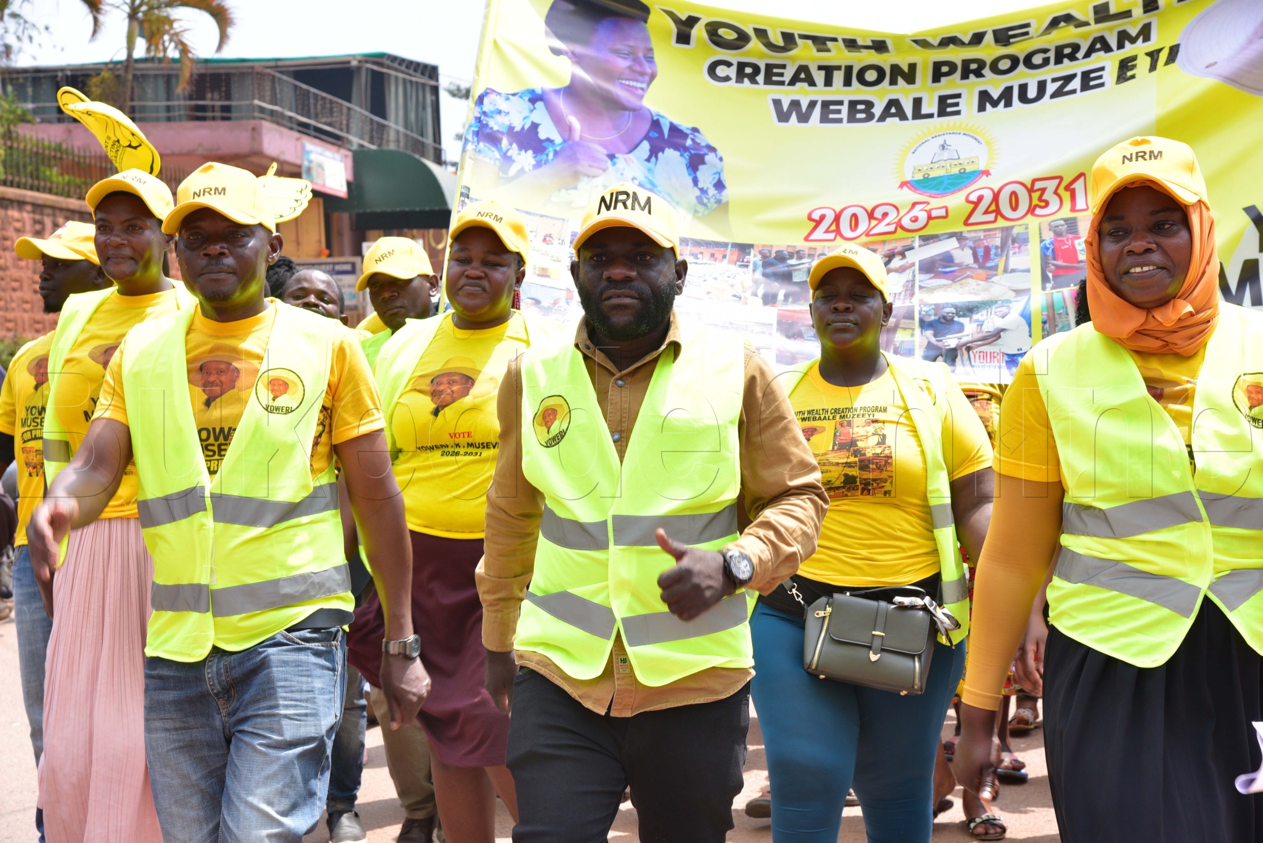Wakati Ndase akulira Youth Wealth Creation ng'ali n'abalala bwe babadde baaniriza pulezidenti Museveni e Kawempe