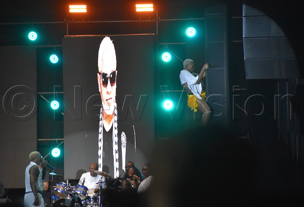 Awilo looks at his queen dancer, who climbed the speakers to dance for everyone to see. (Photo by Jesse Johnson James)
