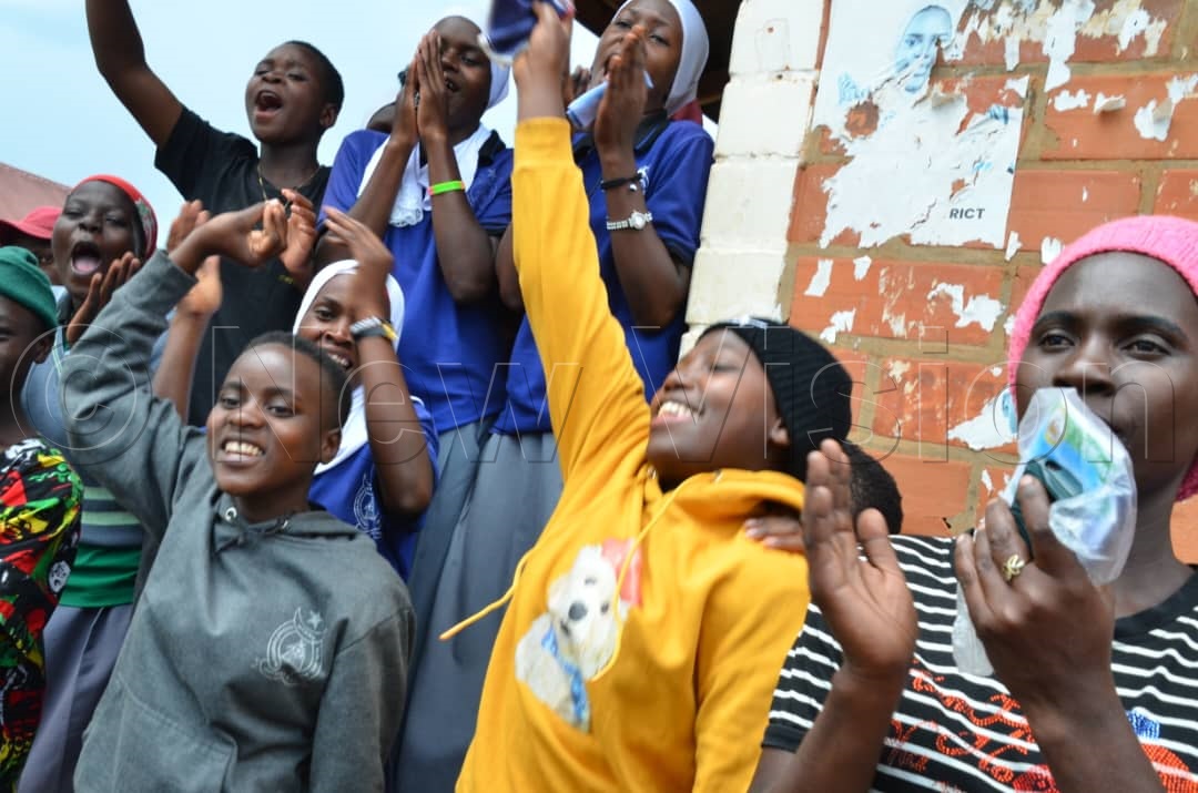 Young people cheering Muntu.