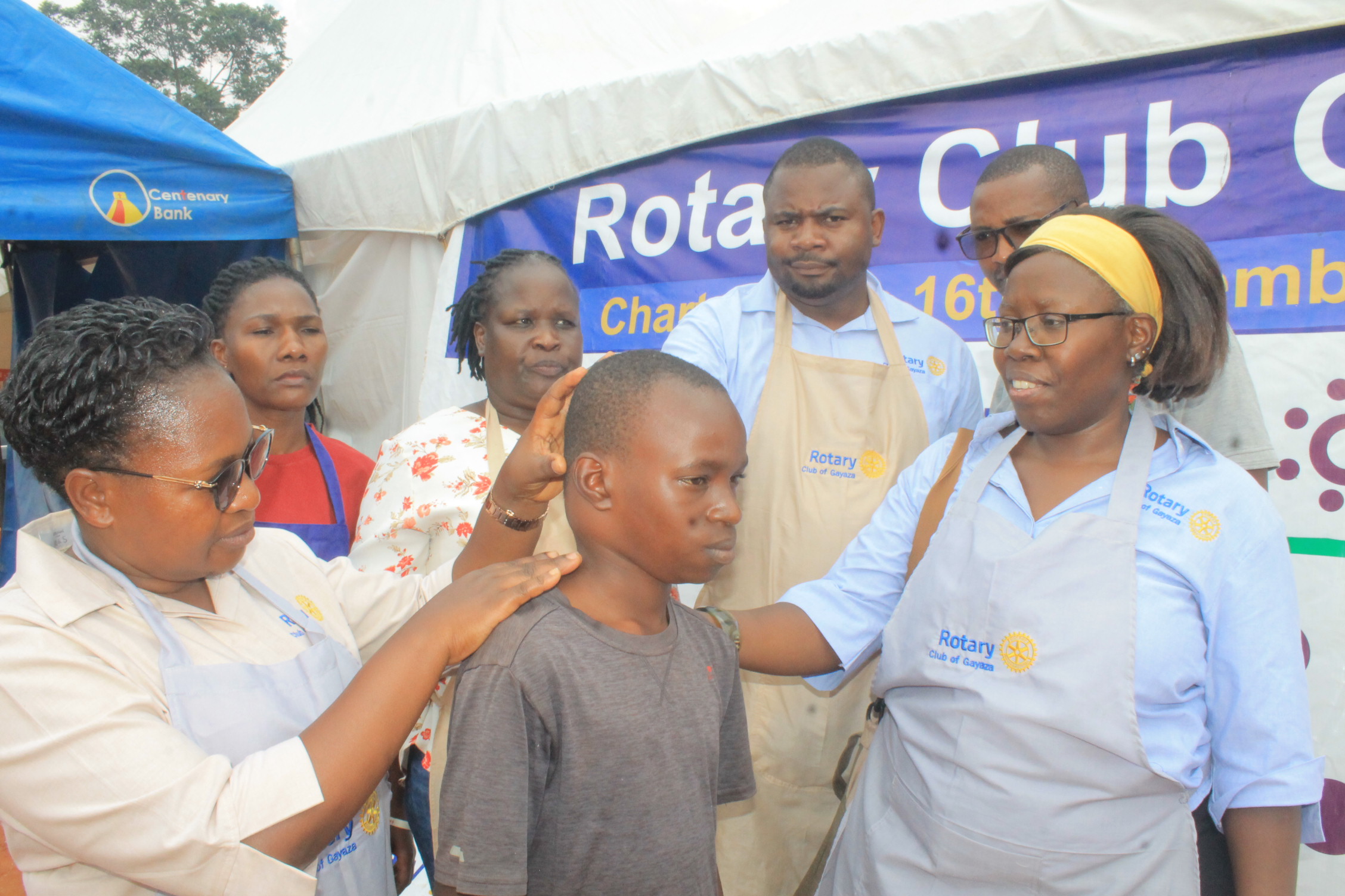 Rotarian Nakiyingi Toe Wamu Na Ba Gayaza Rotary  Club Nga Betegereza Omwana Gwebasanze N'obulwadde Bwa Mambuluga Era Beyamye Okujjanjaba Omwana Ono Mpaka Bwanawona (2)