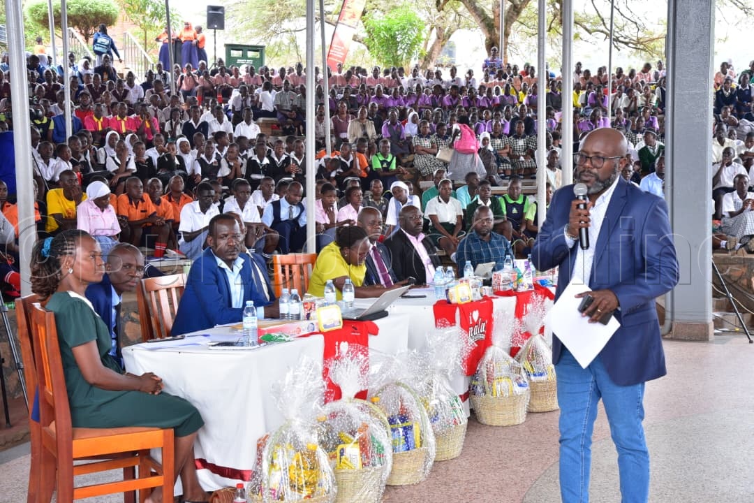 Akulira Vision Group, Don Wanyama ng'ayogerako eri abaana n'abasomesa