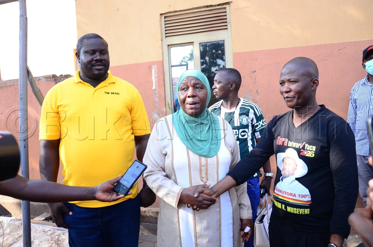 Hajjati Minsa nga yeebaza Kamulegeya (ku ddyo) ne Majambere, ku kitebi ss