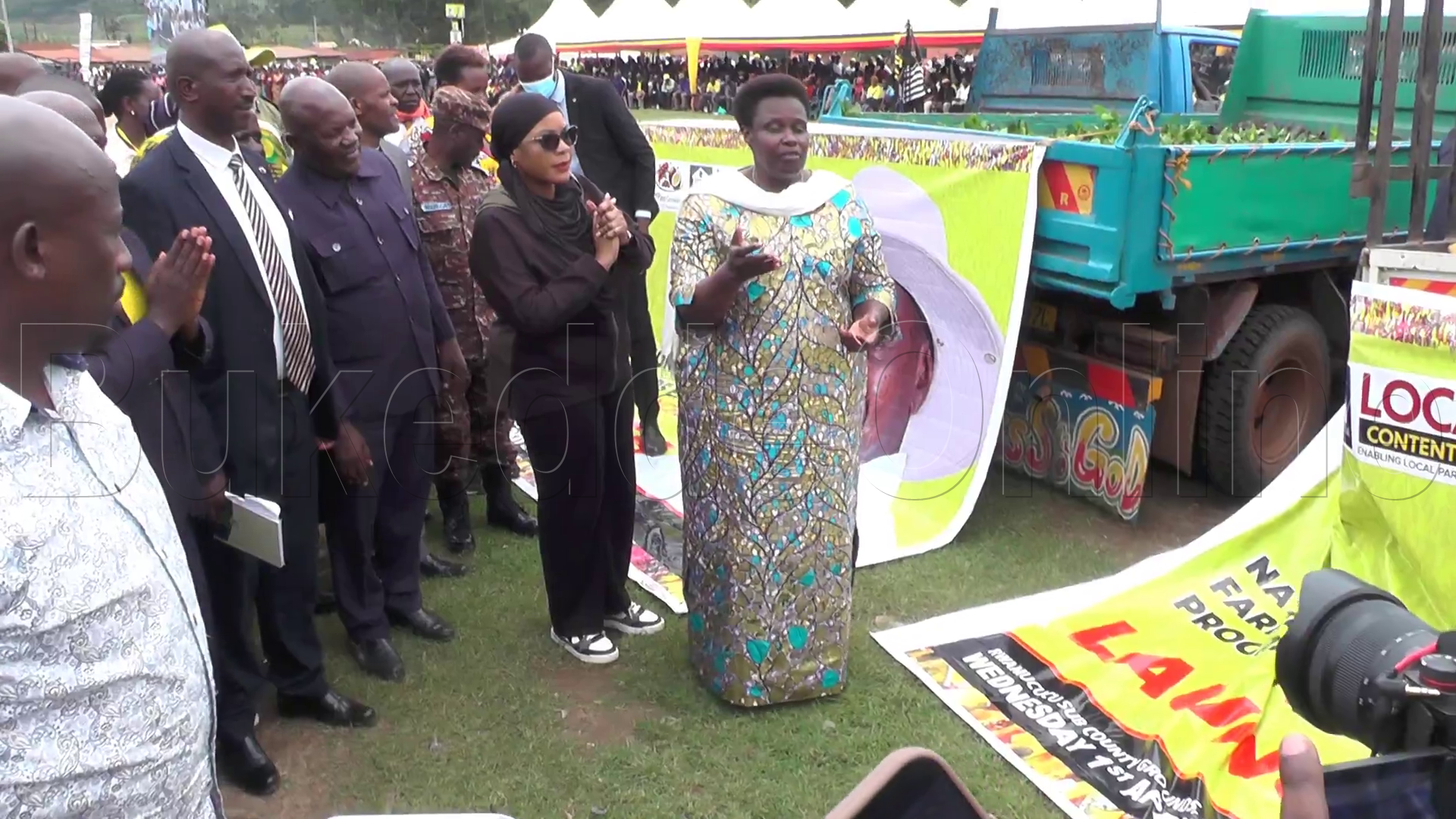 Omumyuka wa Pulezidenti Jesca Alupo ng'ali ku mukjolo gw'okutongoza okulima emmwanyi mu District ye Rukiga