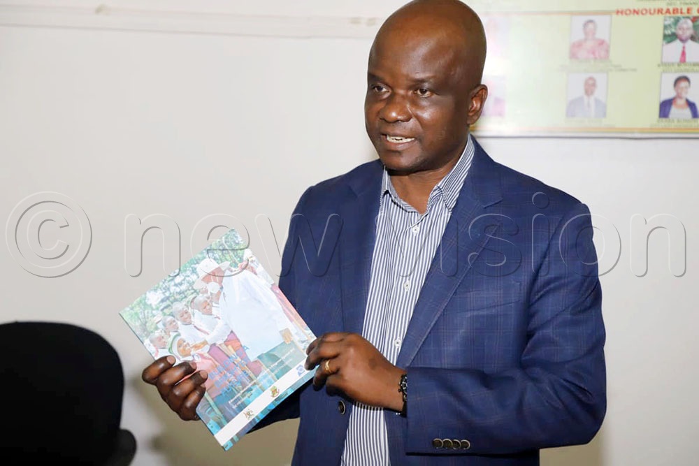 Uganda AIDS Commission (UAC) Director General Dr Nelson Musoba displaying the Presidential Fast Track Initiative during the meeting at Mbarara City Hall.