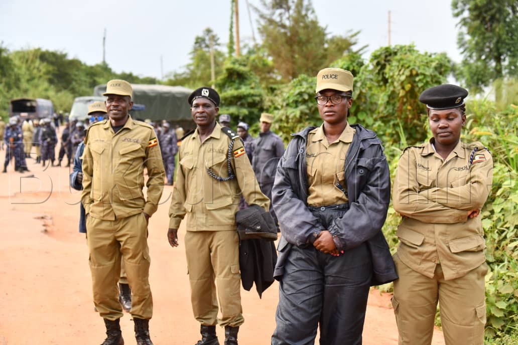 Aba poliisi nga bateeze Bobi Wine