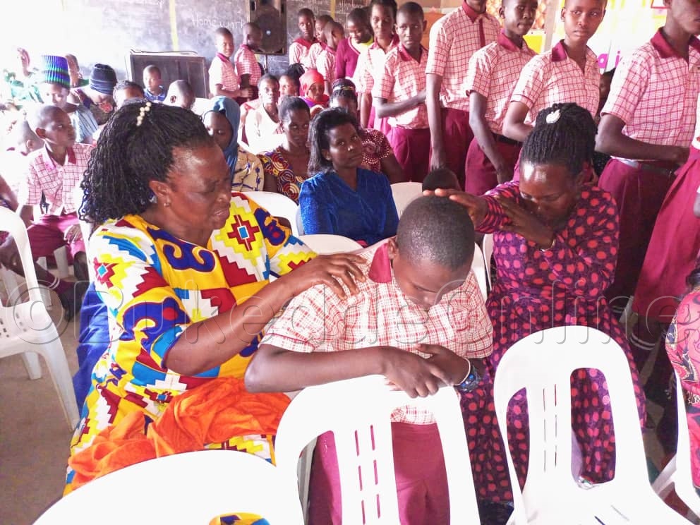 Abazadde nga basabira abaana baabwe.