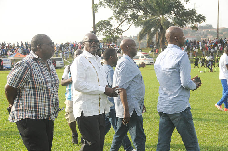 Abakungu ba Villa nga babuuza ku bazannyi.