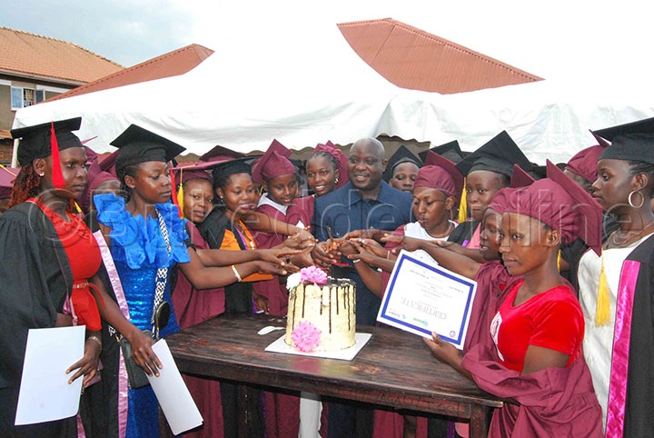 Mmeeya Mugambe N'abamu Ku Bajaguza Abaatikkiddwa