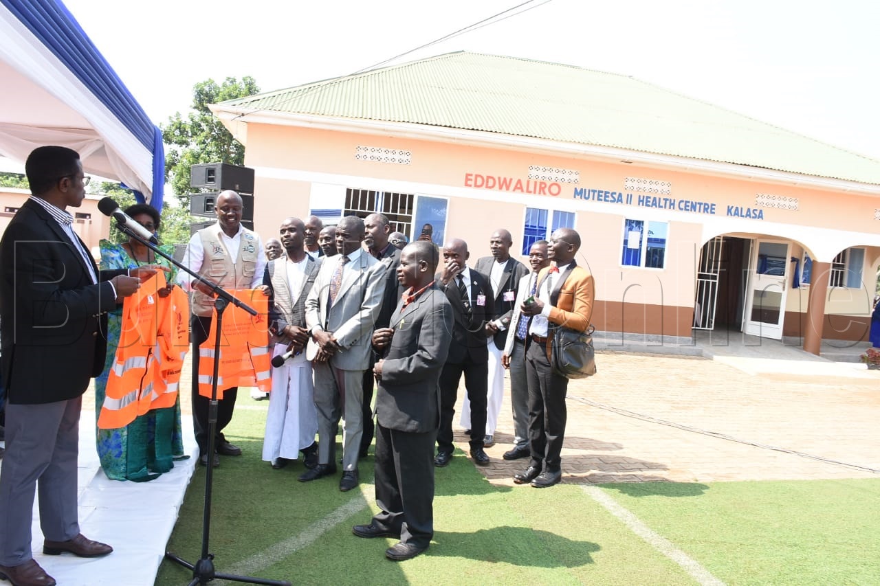 Katikkiro Mayiga ng'agaba obukooti okuli obubaka obujjumbisa abantu okwetangira Omusujja gw'ensiri