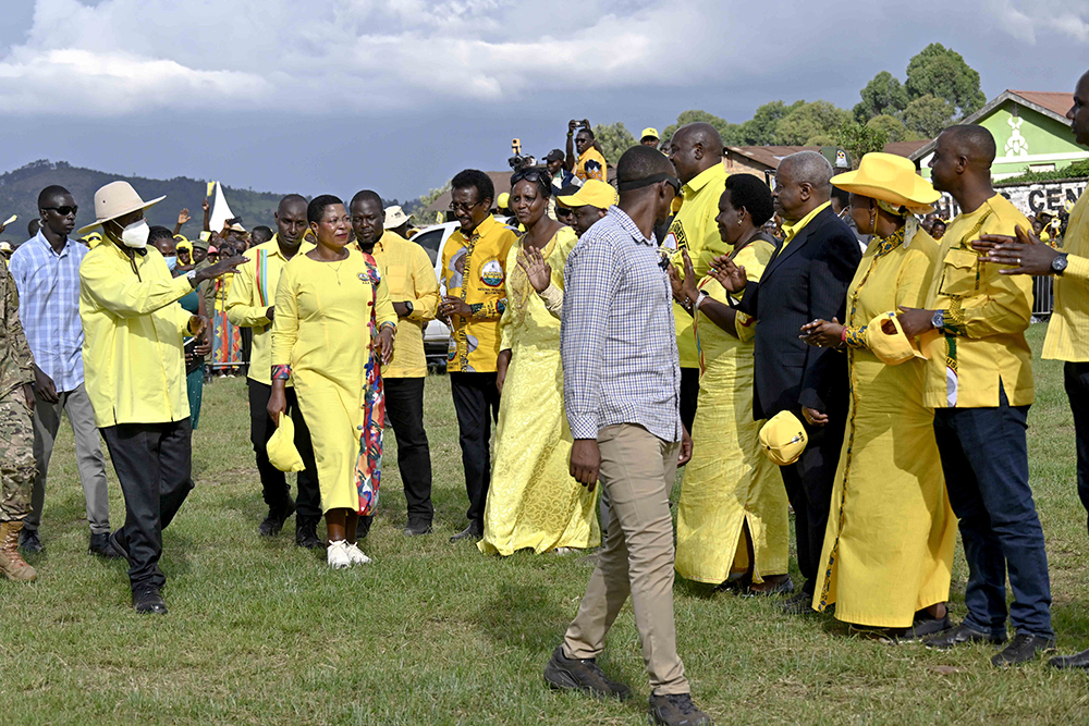 President welcomed by Rukungiri leaders at the campaign rally in Rukungiri. (PPU)