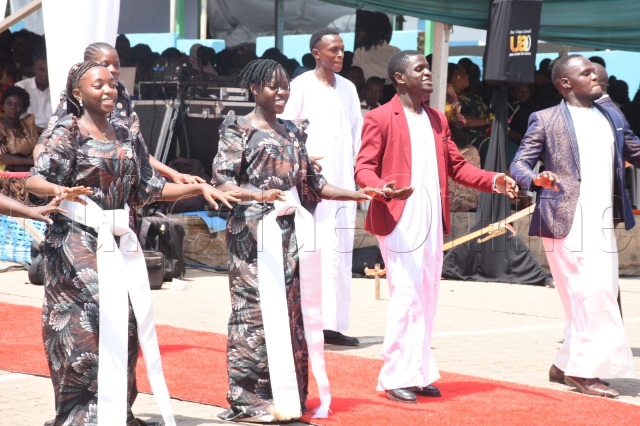 Abazinyi nga basanyusa abantu ku graduation 