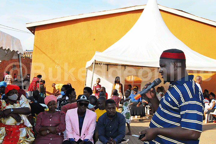 Ssemakula ng'ayogerako eri abantu abeetabye</div></div></div></div><div class=