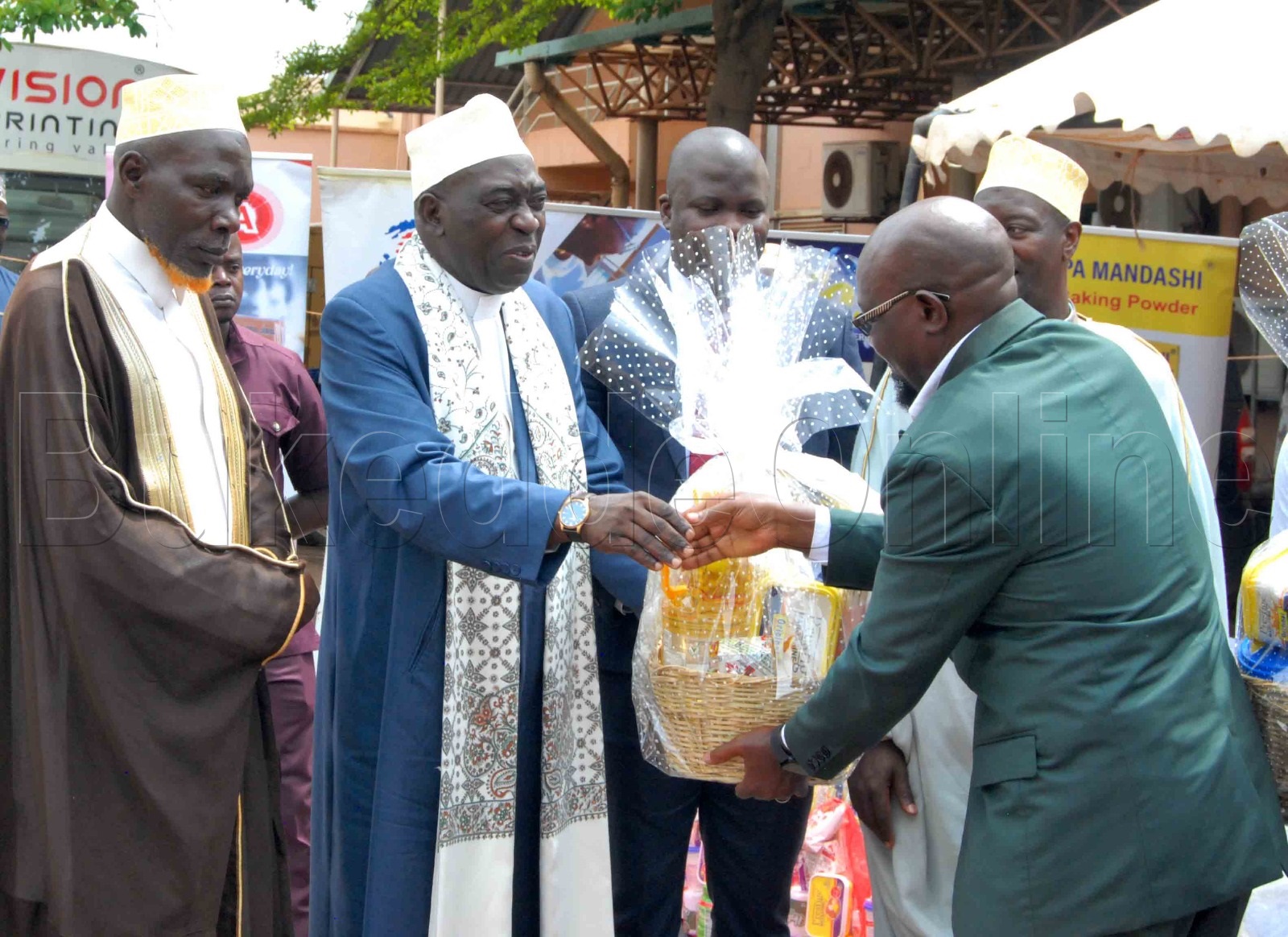 Supreme Mufti Galabuzi (owokubiri ku kkono) nga akawasa Ssalongo Richard Kayiira Ettu lya Ramadhan.