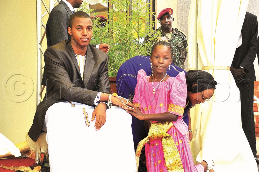Princesses Ssangalyambogo of Buganda greets Omukama Oyo Nyimba Kabamba Iguru on his 18th birthday celebrations. (New Vision Archives)