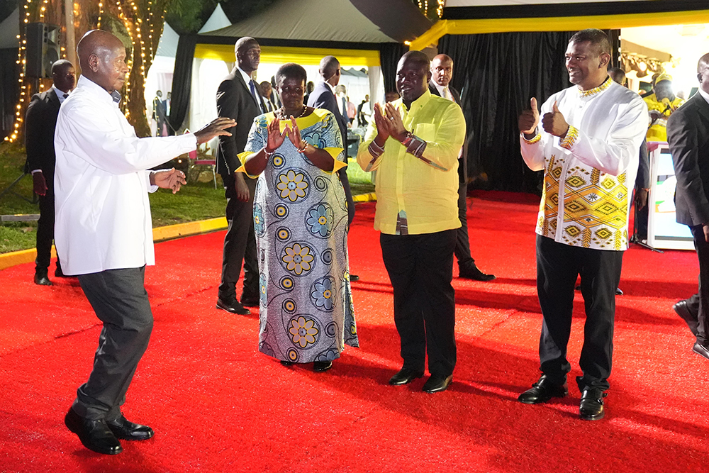 President Museveni received by Vice President, Jessica Alpo, NRM Secretary General Richard Todwong and Salim Uhuru, Mayor of Kampala Division, upon arrival at the dinner. (PPU)