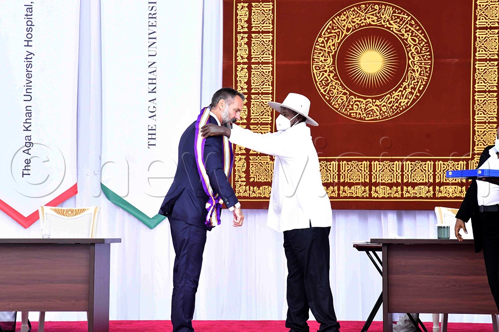 President Yoweri Museveni decorating the Aga Khan with the Most Excellent Order of the Pearl of Africa (Grand Master). The decoration recognises the Aga Khan’s distinguished services to the nation and his leadership in advancing social and economic development. (Photo by Eddie Ssejjoba)