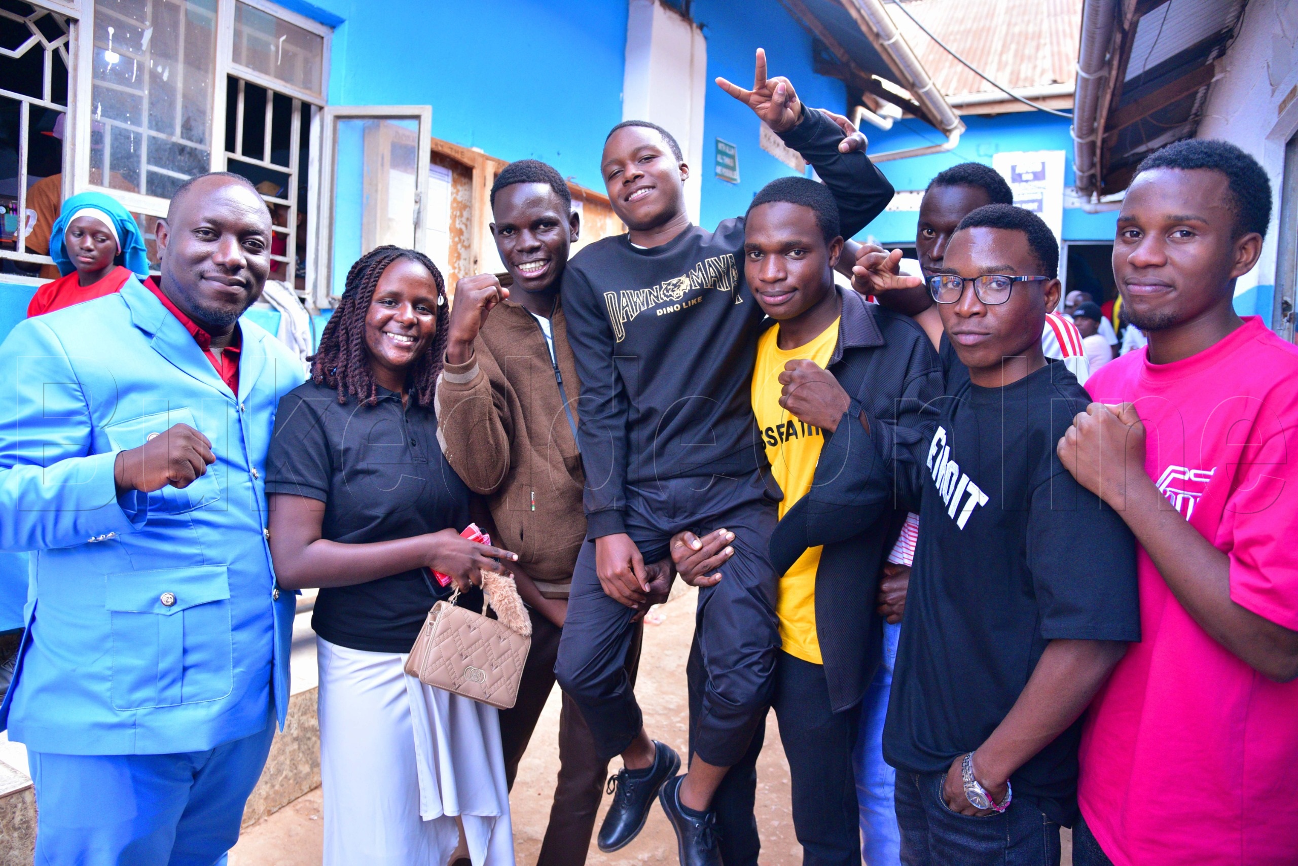 Abayizi n'abasomesa ba Namungoona High School nga basitudde Elijah Muhumuza eyafunye obubonero 20