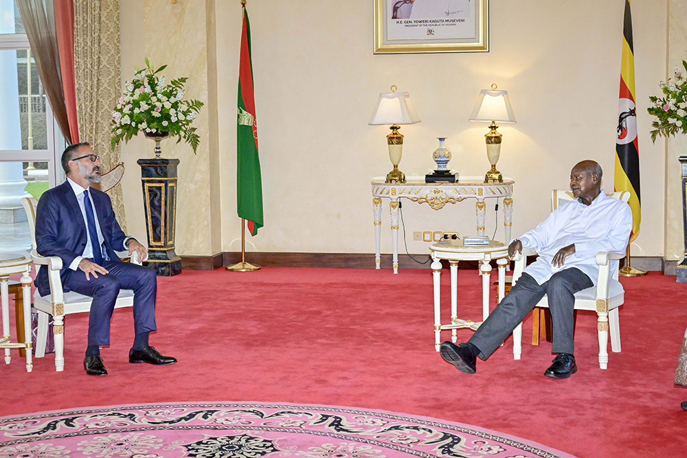 Prince Rahim Aga Khan V (left) discussing with President Yoweri Kaguta Museveni (right). (PPU)