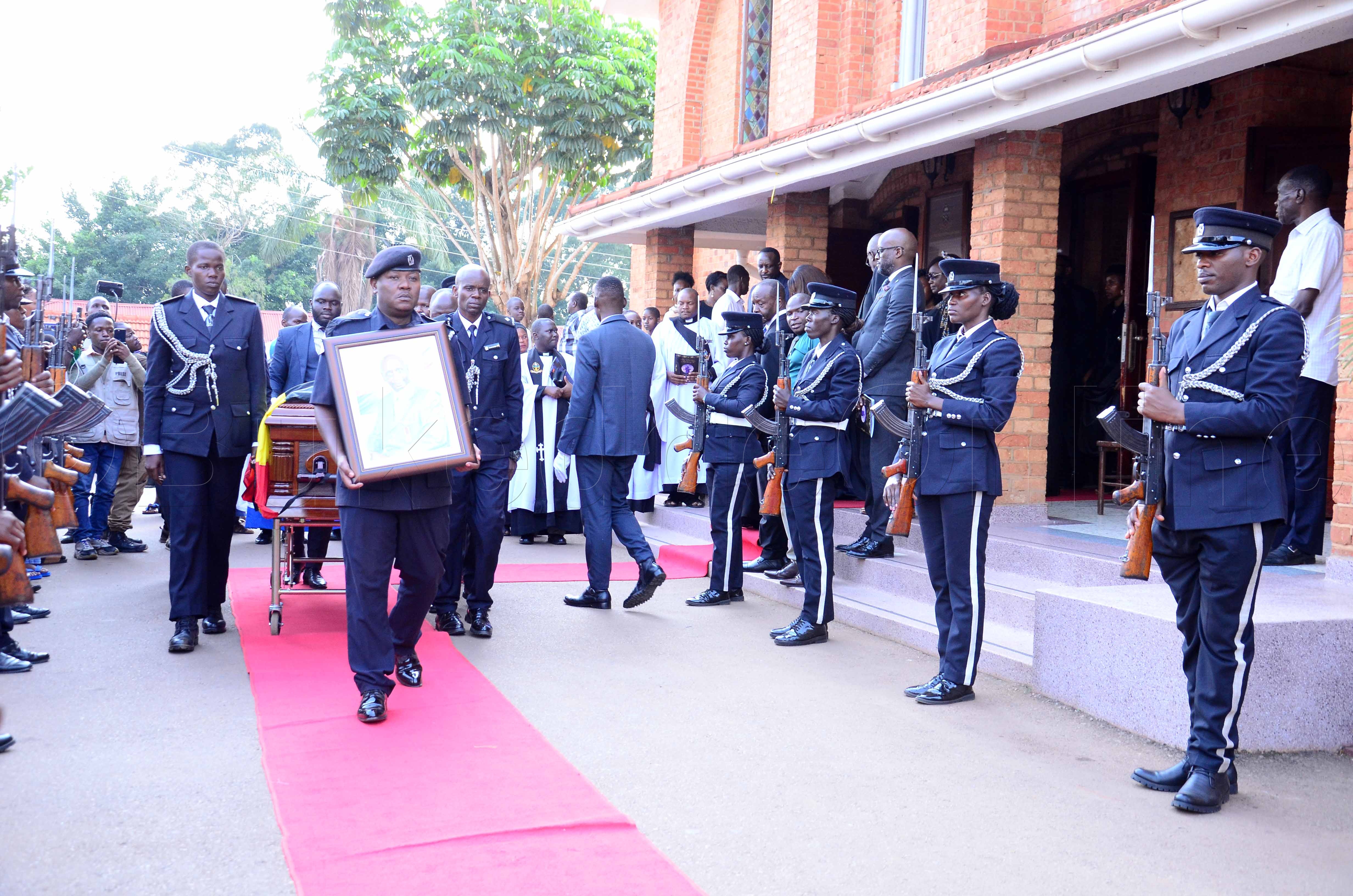 Omulambo gwa Alex Mukulu nga gutuusibwa ku lutikko e Namirembe.