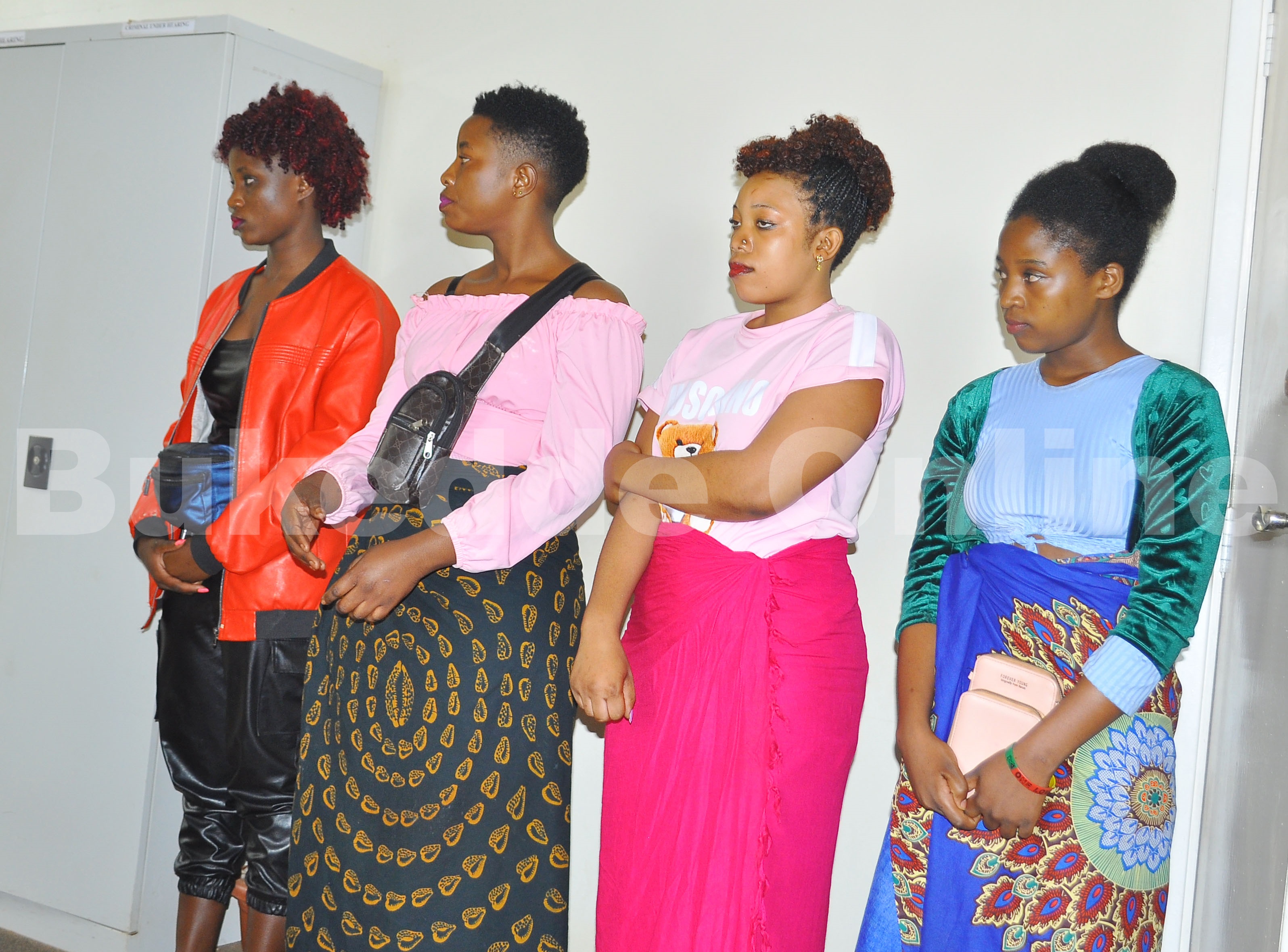 Okuva ku kkono ye Resty Nakyanzi, Zawadi Kobusinge, Morvin Katusabe ne Clarissy Mutesi mu kkooti y'omulamuzi Byarugaba.