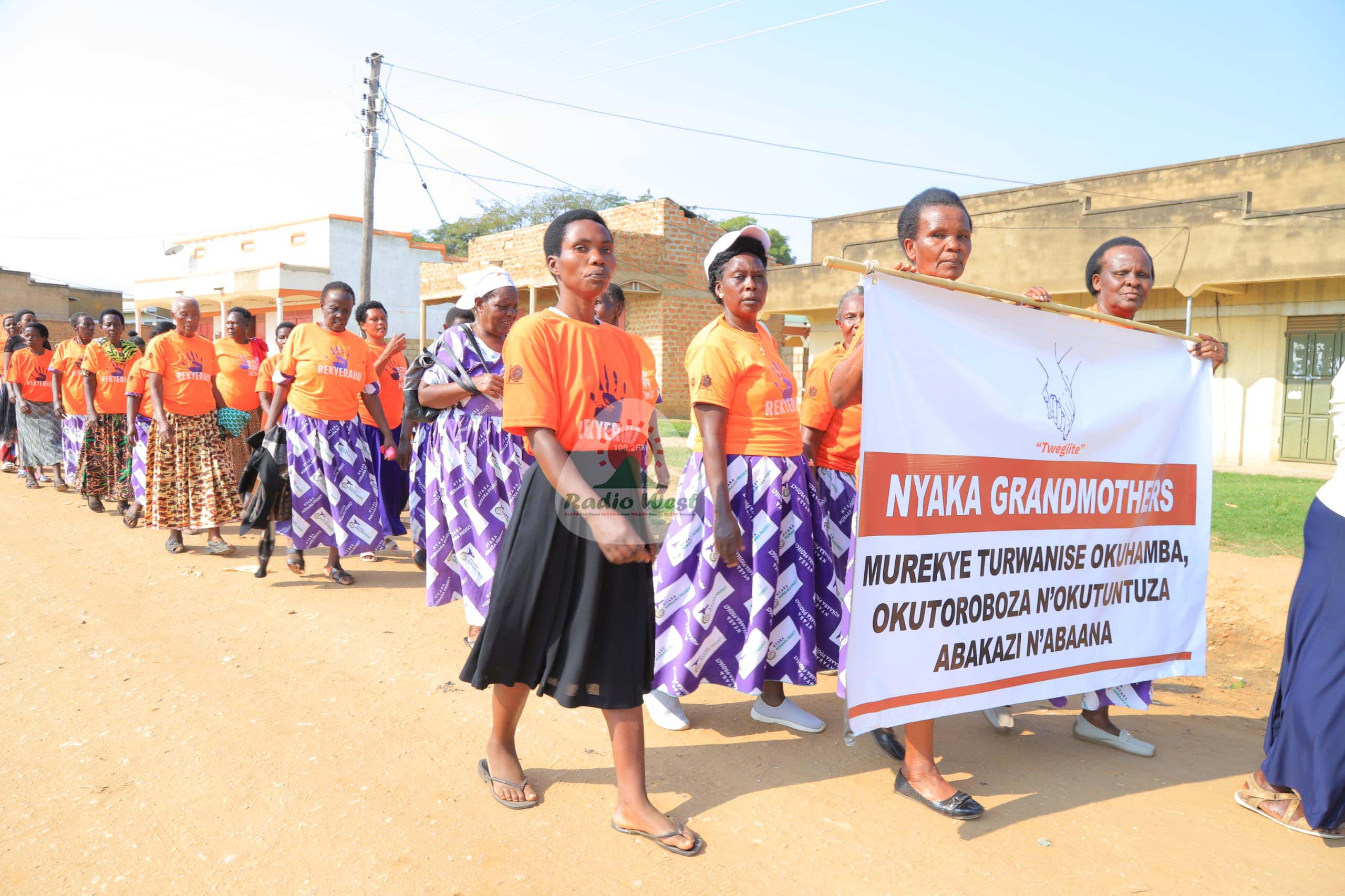 Omwaka ogu, emikoro y’okutambura oku ekorirwe aha kishaayi kya Kihihi High School omuri Kanungu kandi enkuyanja y’abantu nibo betabire aha mukoro ogu.