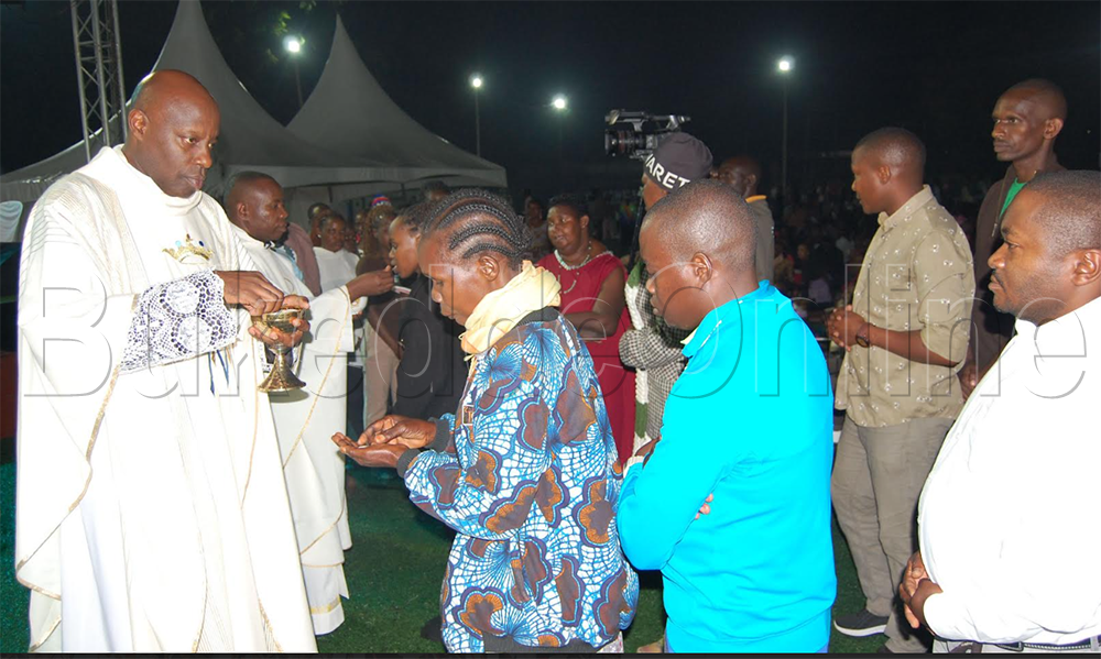 Abakristu nga basembera mu mmisa eggalawo omwaka