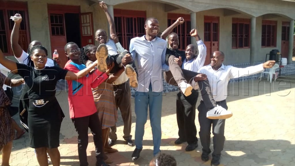 Abasomesa Ba Ocean Fields Prepartory School Nama Ng'asitudde Abayizi Abakoze Bulungi.