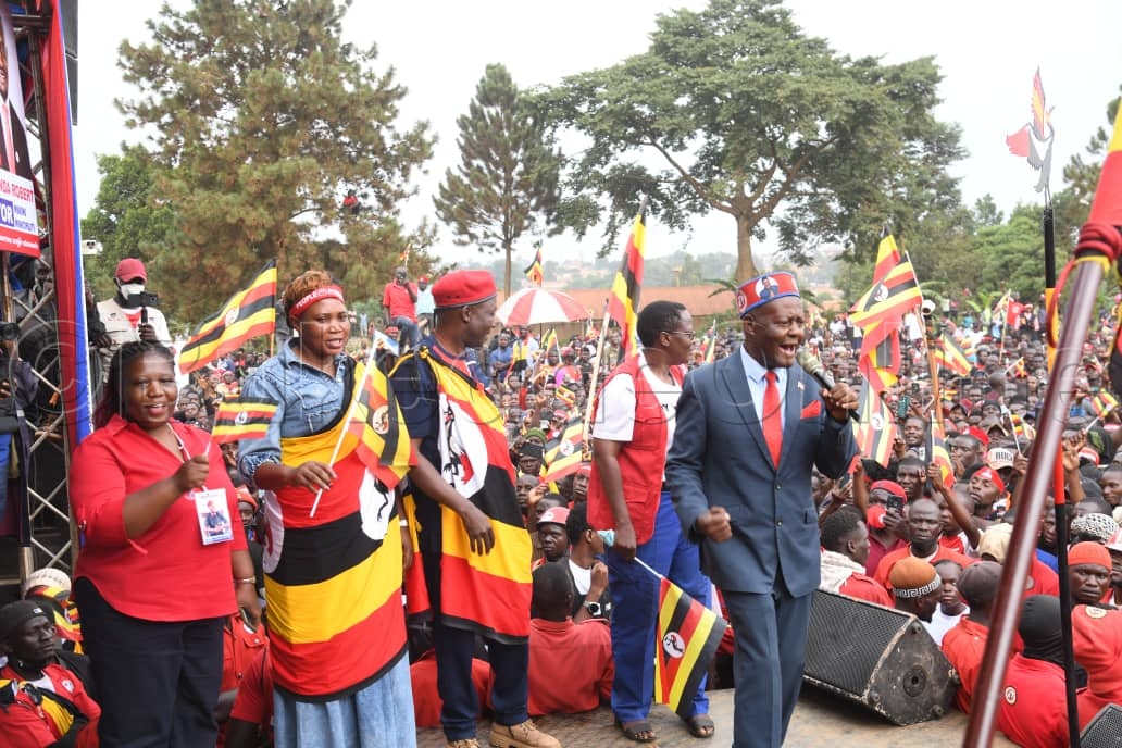 Abamu ku beesimbyewo ku kkaadi ya NUP mu Mukono nga bayanjulwaayo