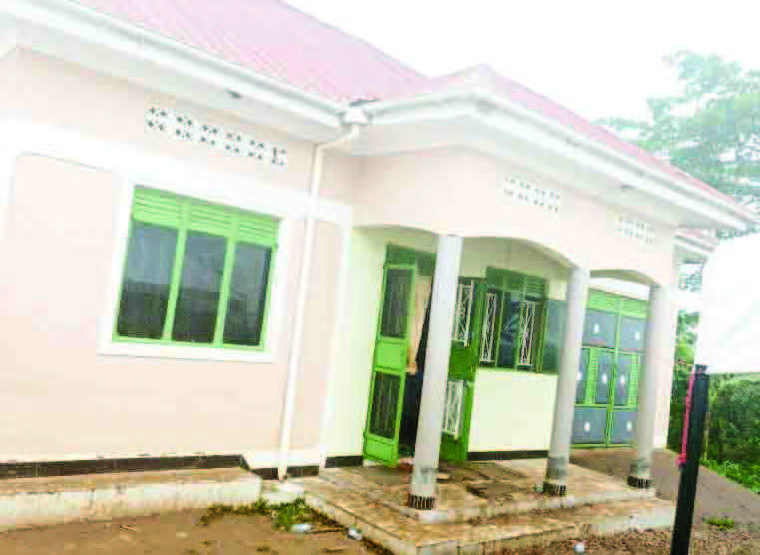 Amaka Ssennyonjo ge yazimba ku Butaka e Kyalusowe.