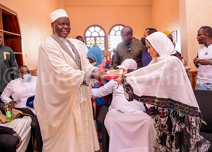 Rozina Negusei Mukyala wa Akon ng'atonera Mufti Mubajje entende