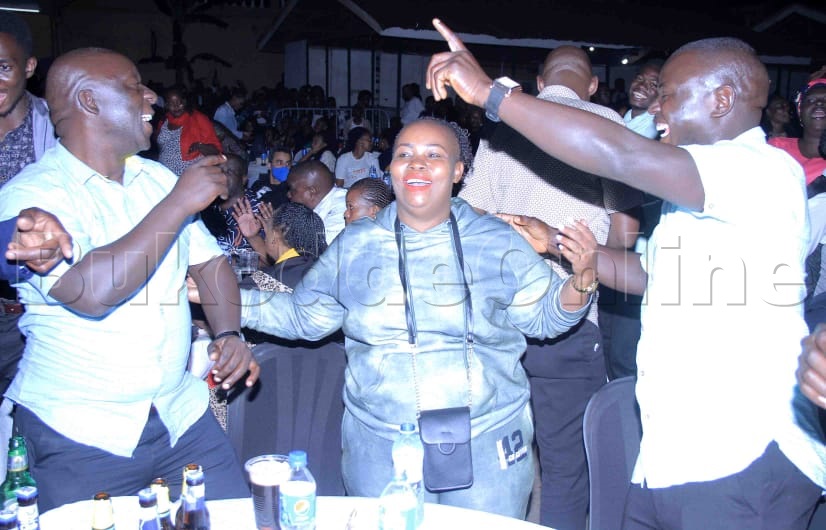 Maama Fiina ng'atendereza Katonda w'abanaku mu kivvulu kya Paasita Bugembe