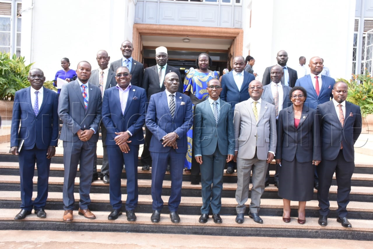 Hajj Ahmed Lwasa (wakati) n'abakungu abalala mu kifananyi oluvanyuma lw'okulangirira enteekateeka za Pulojekiti ye Ddwaliro ly'eryato