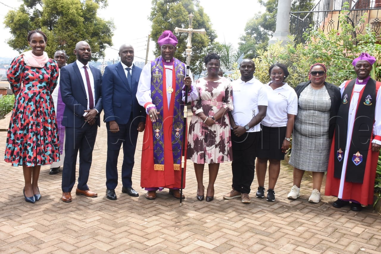 Dr Kazimba n'aba Pearl Bank mu kifananyi