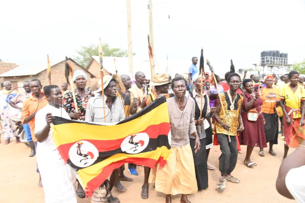 Voters cheering Kyagulanyi. (File/New Vision/Ponsiano Nsimbi)