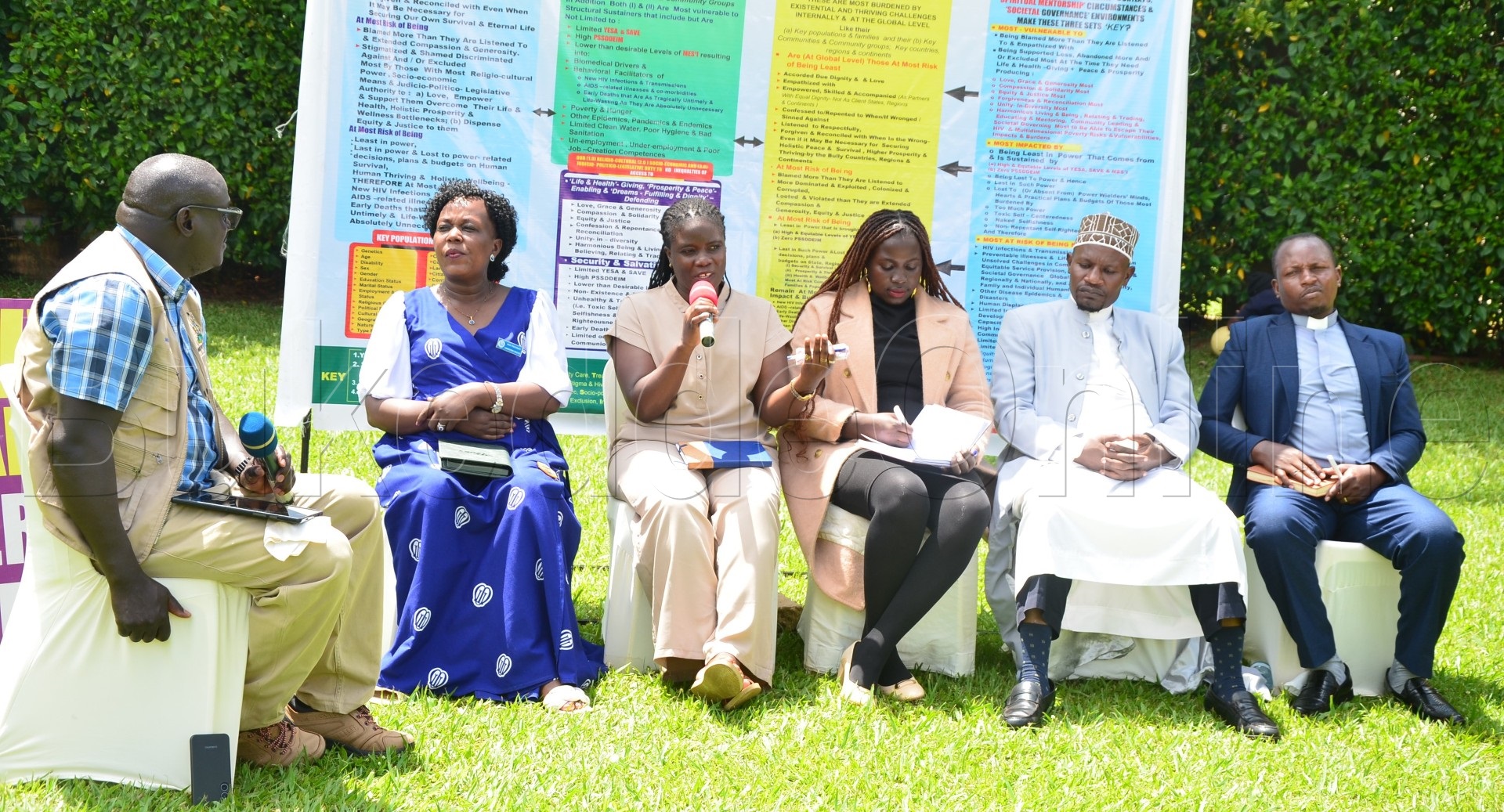 Abamu ku bakulembeze ne bannaddiini nga bakuaganya ebirowoozo ku ngeri y'okulwanyisaamu akawuka ka mukenenya