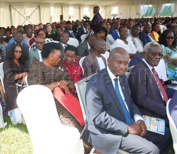 Ssaabakristu Wa Uganda Gervase Ndyanabo Ng'ali N'owekitiibwa Walusimbi Ssengendo N'abagenyi Abalala.