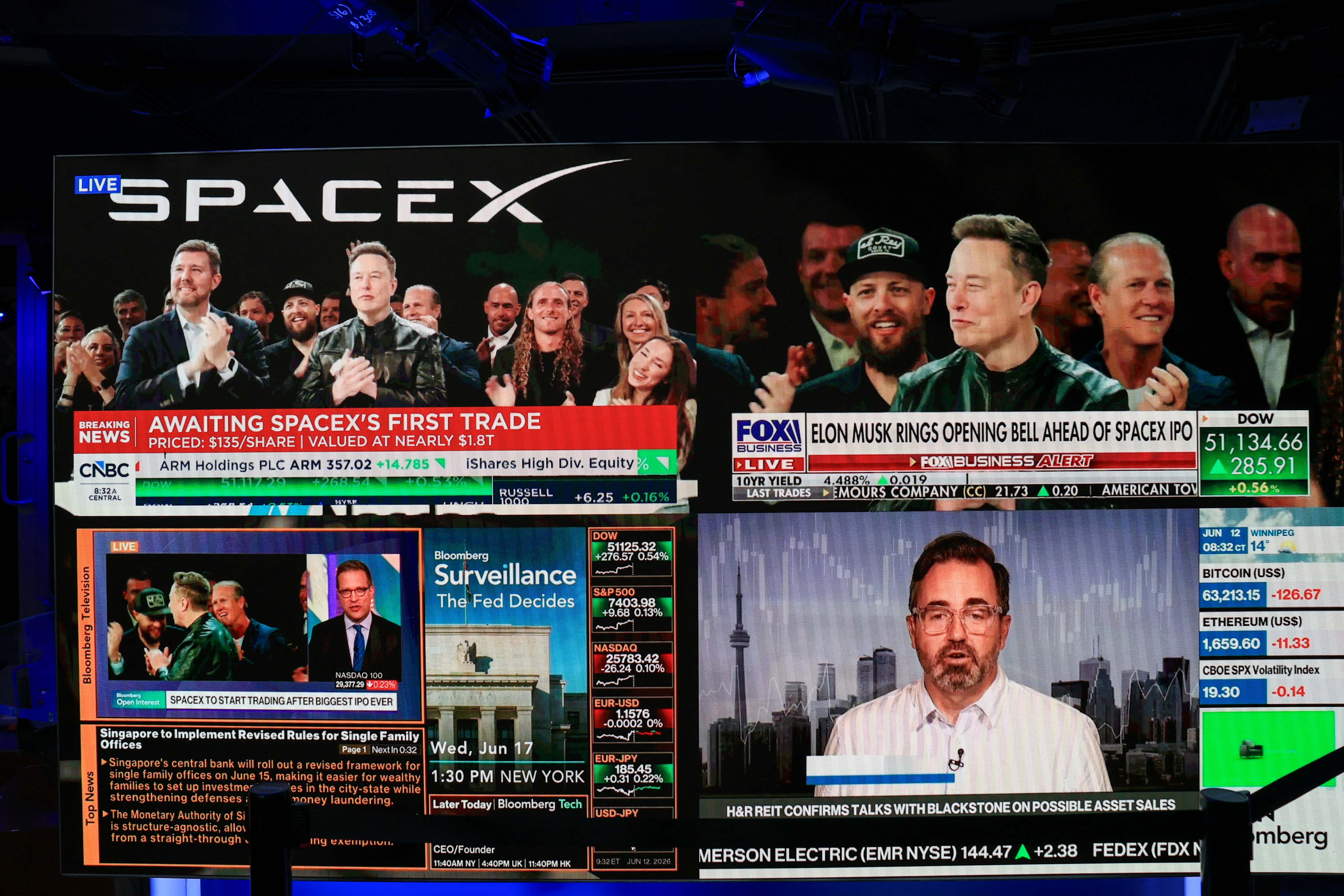 SpaceX CEO Elon Musk, joining remotely from company headquarters in Starbase, Texas, is displayed on monitors as SpaceX executives and employees ring the opening bell at the Nasdaq MarketSite to celebrate the launch of SpaceX&rsquo;s initial public offering (IPO) in New York on June 12, 2026. (AFP Photo)