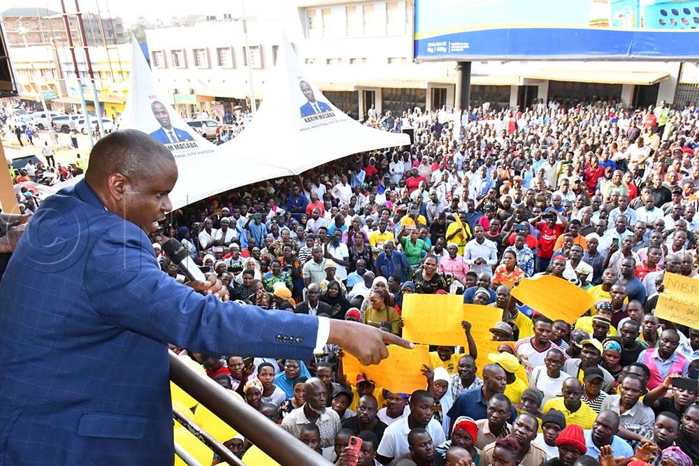 Local Government Minister Balaam Barugahara addressing Mbale Central Market traders in Mbale on August 16th.  (Credit: Donald Kiirya)