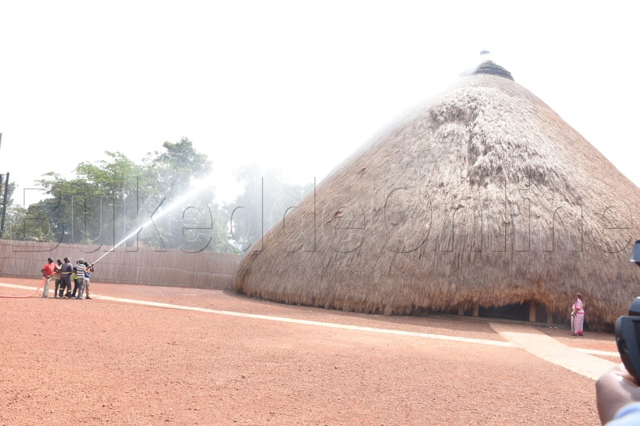 Wano nga balaga engeri gyebasobola okuzikizaamu omuliro nga gukutte amasiro